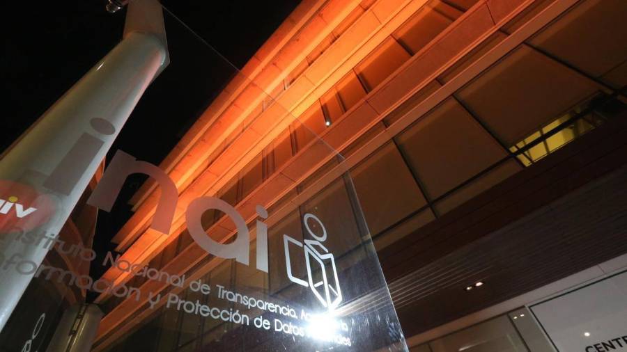 Comisionados acusan a López Obrador de tratar de matizar la información sobre sus ingresos