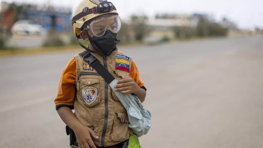 Con solo diez años Sebastián se sumó de manera voluntaria a miles de rescatistas que estuvieron en la zona norte de Venezuela tras los terremotos del pasado 24 de junio y salvó a dos mascotas.