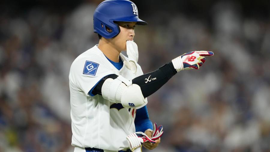 Shohei Ohtani celebra el triunfo con el que los Dodgers de Los Ángeles iniciaron la temporada 2026 de la MLB tras imponerse 8-2 a Diamondbacks de Arizona en Dodger Stadium.
