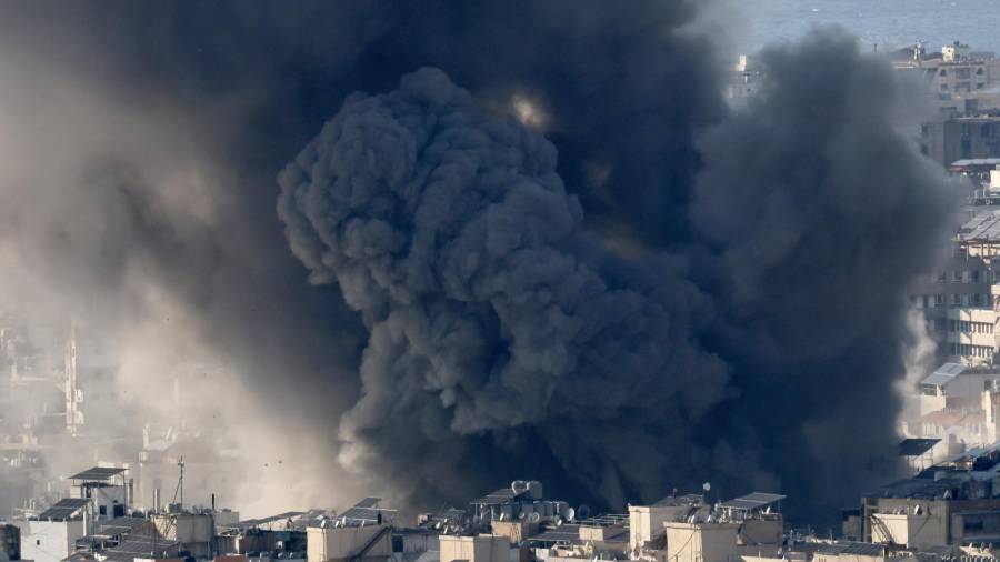 Vista de la columna de humo tras un ataque aéreo israelí en Bourj Al Barajneh, en los suburbios del sur de Beirut, Líbano.