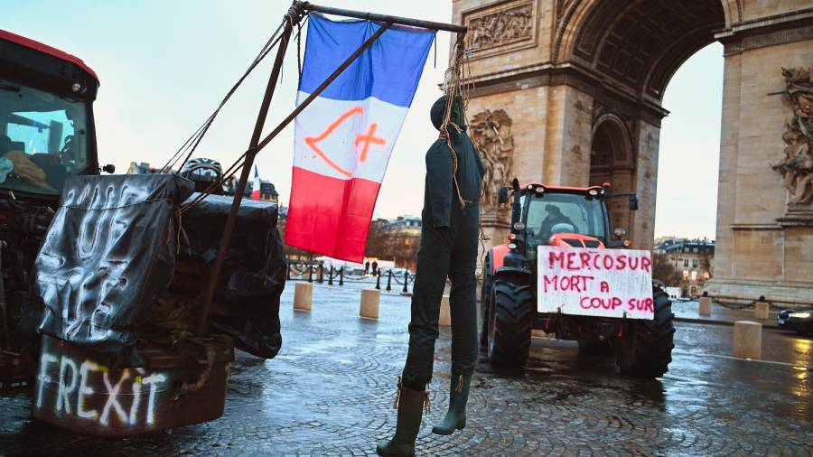 Los trabajadores del sector agroindustrial se manifestaron por los impactos económicos; a la derecha la leyenda dice “Mercosur: muerte segura”; a la izquierda “Frexit”.