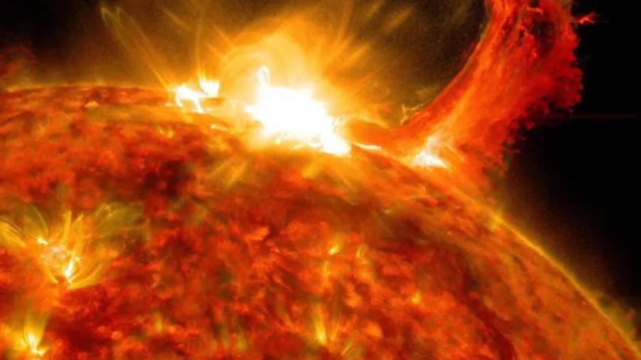 La NOAA, a través del SWPC, informó que una poderosa actividad solar liberada por el sol se dirige hacia la Tierra.