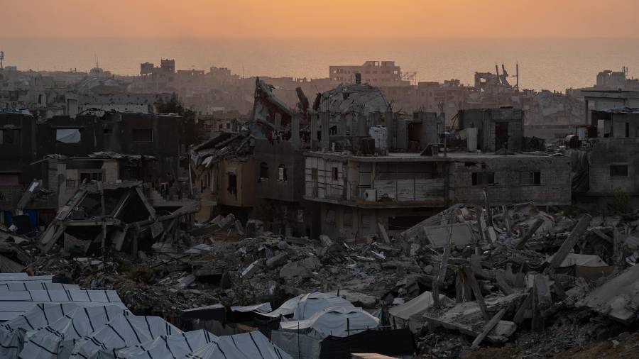 Palestinos desplazados se refugian en tiendas de campaña rodeadas de edificios destruidos cerca de la ciudad de Gaza, 18 de noviembre de 2025. El plan de 20 puntos de la administración Trump para Gaza incluye varios organismos nuevos con respaldo internacional que crearían las condiciones para una paz duradera, desde estabilizar la seguridad en el enclave devastado por la guerra hasta sentar las bases para su futuro gobierno sin Hamás.