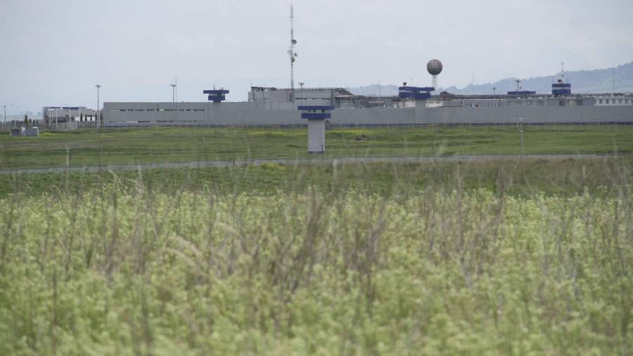 Medios locales reportan entre uno y ocho muertos y hasta 15 heridos tras las detonaciones en el penal El Castillo, en Mazatlán; la SSP de Sinaloa aún no confirma las cifras