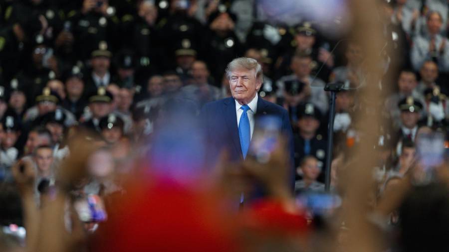 Donald Trump da un discurso sobre la reducción de la delincuencia y la seguridad pública en la Academia de Policía del condado de Nassau en Garden City, condado de Nassau, en Long Island, Nueva York.