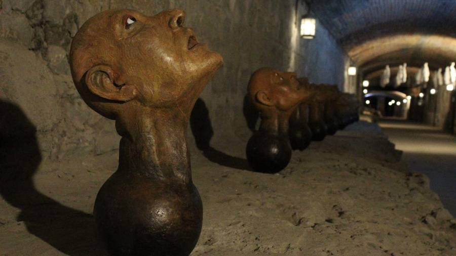 El Canal de la Perla sorprende con instalaciones escultóricas que exploran emociones y símbolos.