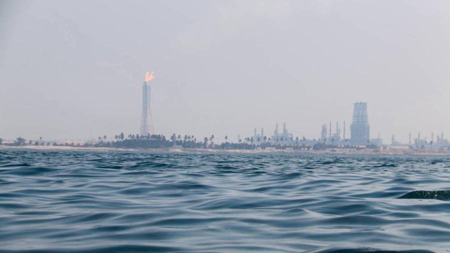 A casi un mes de detectarse las manchas de crudo, el derrame ha contaminado el Corredor Arrecifal del Suroeste, afectando a comunidades pesqueras y fauna marina.