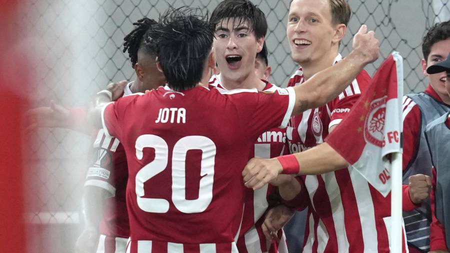 Armando “Hormiga” González fue determinante para Olympiakos al marcar de cabeza el gol de la victoria ante Sparta Praga en la Europa League.