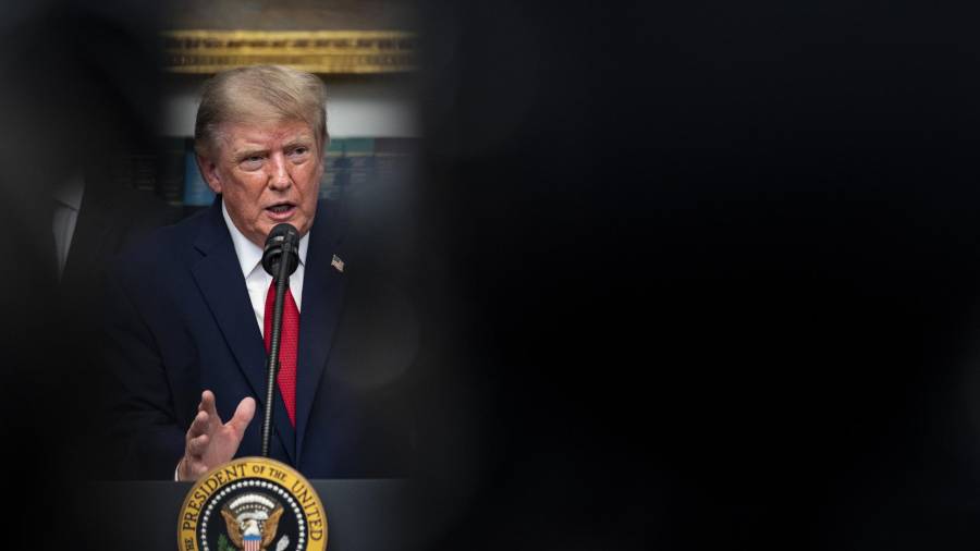 El presidente de los Estados Unidos, Donald Trump, en una reunión en el Salón Roosevelt de la Casa Blanca en Washington D. C..