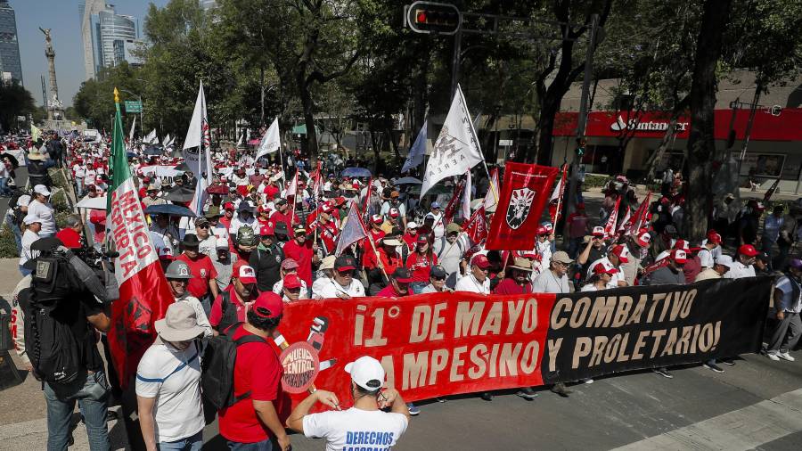 Maestros de la Coordinadora Nacional de Trabajadores de la Educación e integrantes de otros sindicatos marchan por la principales avenidas en la Ciudad de México, México.