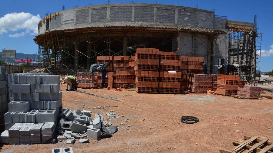 La construcción lleva aproximadamente un año en proceso y actualmente la estructura ya muestra la característica forma semicircular de los establecimientos de la cadena.