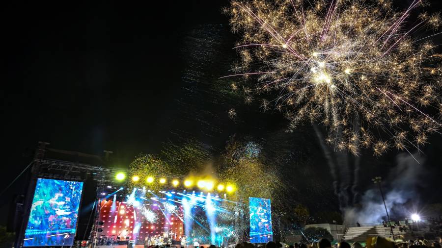 Una noche llena de ritmo y romance texano se vivió en el estadio Olímpico, donde El Duelo y La Casetera ofrecieron un concierto memorable para sus fans.