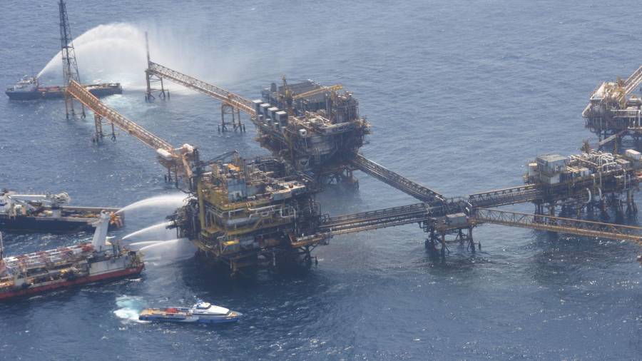 Pese a que el vertido alcanzó los 50 kilómetros cuadrados (mil veces el Zócalo de la CDMX) y hubo maniobras de contención iniciales, el Gobierno federal ocultó el incidente y permitió que el crudo avanzara.