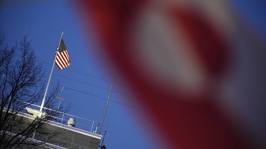 Copenhagen (Denmark), 14/01/2026.- A US flag (L) and flag of Greenland (R) during a demonstration under the slogan 'Greenland is for Greenlanders' in front of the US embassy in Copenhagen, Denmark, on 14 January 2026. (Protestas, Dinamarca, Groenlandia, Copenhague) EFE/EPA/Thomas Traasdahl DENMARK OUT