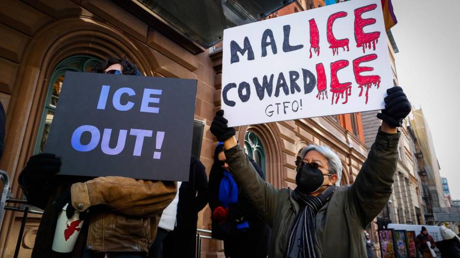 Una persona participa en la manifestación ‘Protesta por la Humanidad’ frente al Teatro Público en Nueva York, la protesta ocurre después de que agentes federales asesinaran a Renee Nicole Good y Alex Pretti.