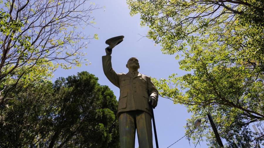 En 1957, el entonces presidente paraguayo Alfredo Stroessner y el presidente de la República de China, Chiang Kai-shek, firmaron el acuerdo que dio inicio a las relaciones diplomáticas entre ambos países.