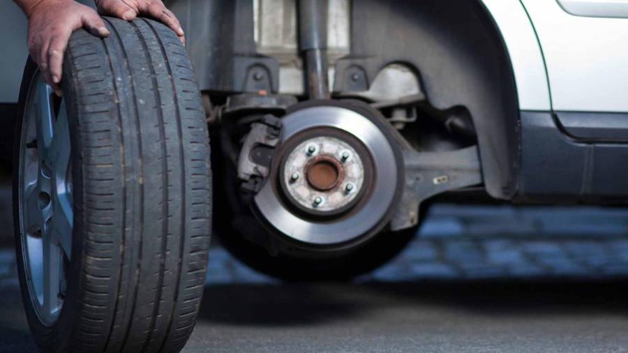 Si solo cambiarás dos llantas de tu auto, es crucial colocarlas en la posición correcta para evitar derrapes y reducir riesgos en carretera.