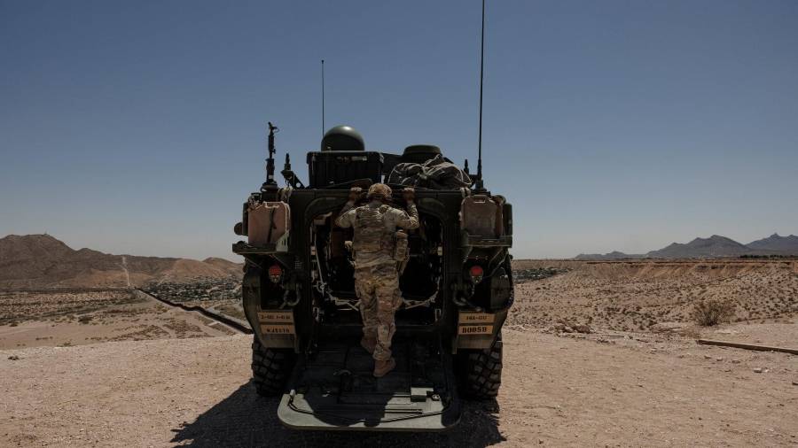 Un soldado estadounidense se despliega en un vehículo de combate como parte de la operación Ardent Vanguard, una misión de alto costo que ha abierto el debate sobre la preparación militar global de EU.