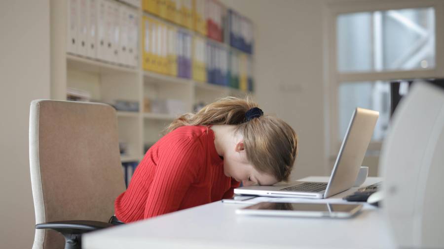 Algunas personas comienzan el lunes con una sensación parecida a la resaca, pero sin haber probado alcohol, y el solo hecho de pensar en el trabajo las deja sin energía.