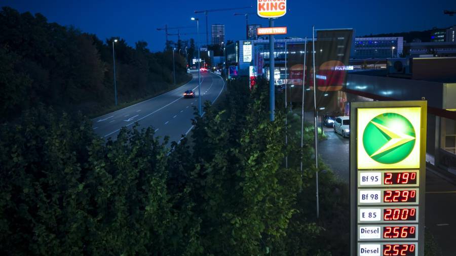 Los precios se muestran en una gasolinera en Regensdorf, cerca de Zurich, Suiza, el 22 de septiembre de 2026.