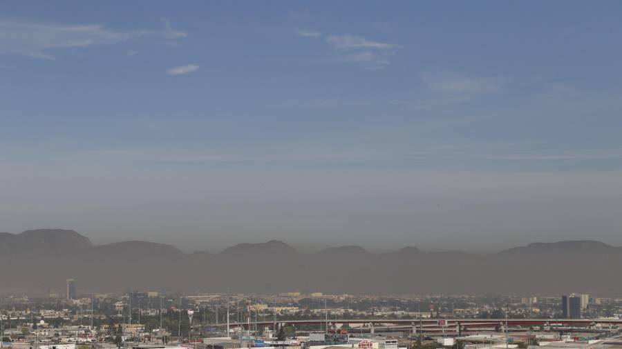 Los sensores de calidad del aire en la ciudad registran partículas contaminantes y gases, generando información clave para la planeación urbana y la salud pública.