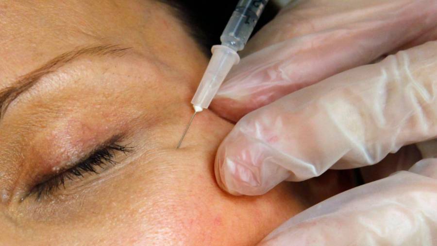 Una paciente recibe una inyección de Botox en una clínica de Arlington, Virginia, el 5 de junio de 2009.