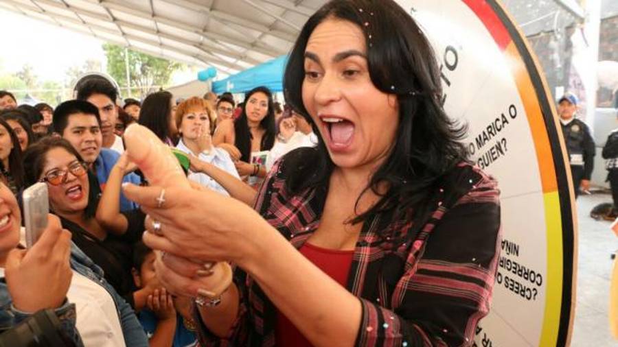 Delegada de Iztapalapa se vuelve viral por demostrar sus habilidades para colocar un condón