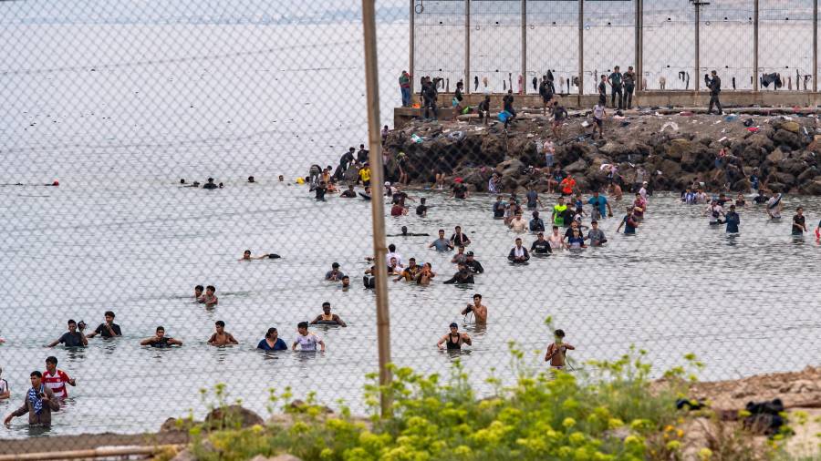 Migrantes intentan cruzar desde Marruecos al enclave español de Ceuta, en el norte de África, el 31 de julio de 2026.