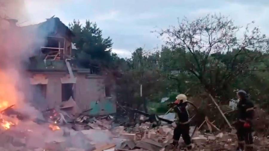 Bomberos que trabajan para extinguir un incendio en un casa dañada tras un ataque ucraniano de dron en la región de Moscú, Rusia, el lunes 13 de julio de 2026.