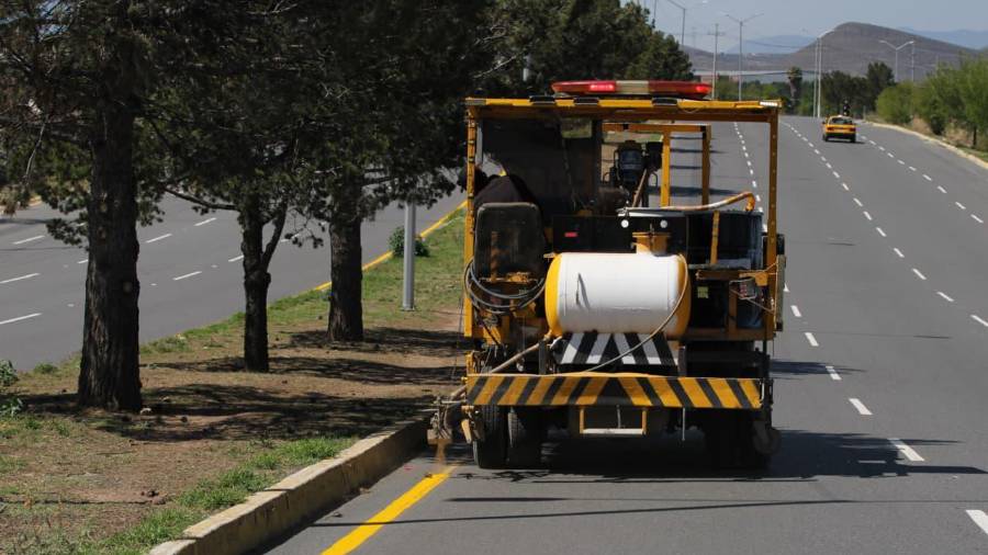 Dentro de los trabajos realizados, las cuadrillas se enfocaron en la aplicación de pintura en carriles y bulevares para mejorar la visibilidad vial.