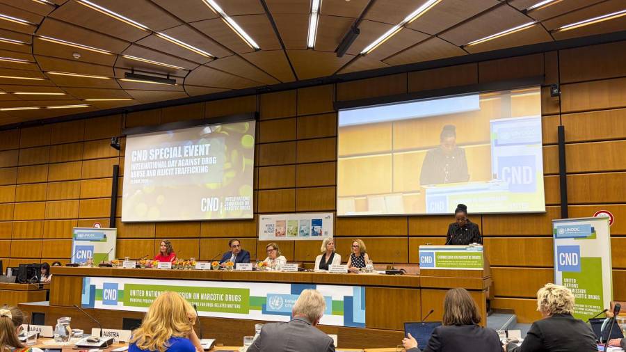 La directora ejecutiva de la Oficina de Naciones Unidas contra las Drogas y el Delito, Mónica Juma durante la presentación del Informe Mundial sobre Drogas 2026 en Viena.