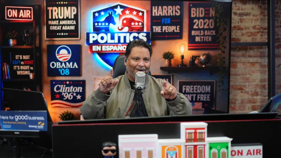 Victor Martinez, quien dirige La Mega 101.7, una emisora de radio en español del valle de Lehigh, en Pensilvania, conduce un programa de entrevistas sobre política desde su estudio en Allentown, Pensilvania.