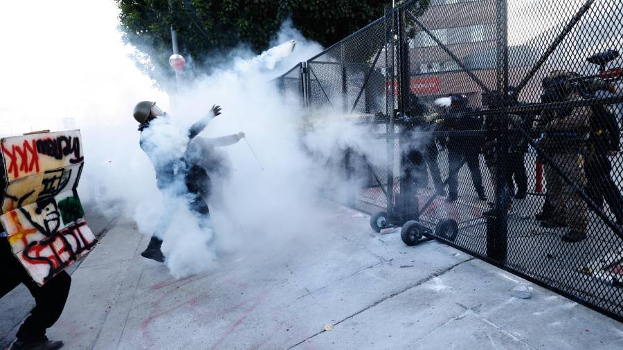 La policía lanza gas lacrimógeno contra manifestantes frente al Centro de Detención Metropolitano en el centro de Los Ángeles durante una protesta bajo el lema “No Kings” (“Sin Reyes”).