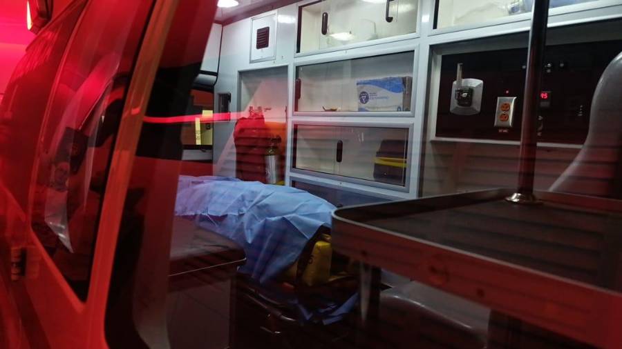 El joven perdió la vida a bordo de la ambulancia mientras era trasladado al Centro de Salud de Parras debido a la gravedad de sus lesiones.
