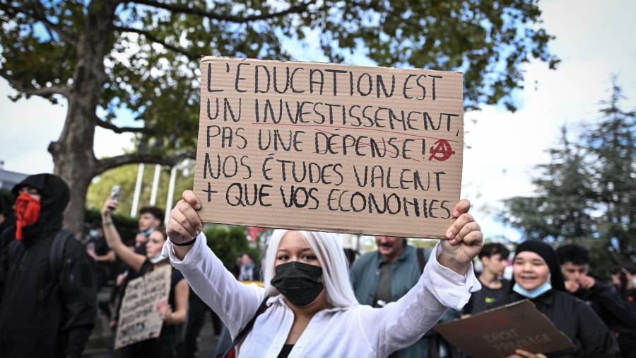 El cartelón de esta manifestante dice “La educación es una inversión, no un gasto. Nuestros estudios valen más que sus ahorros”.