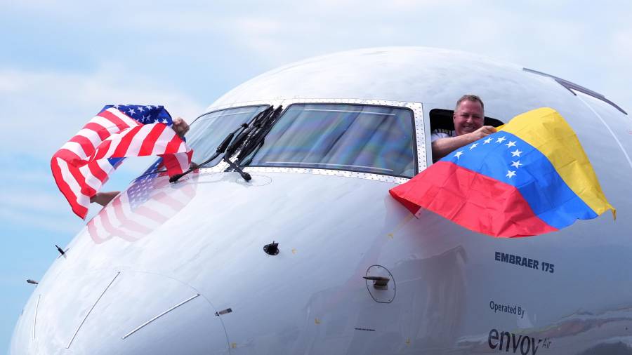Tras el aterrizaje, el piloto del avión desplegó por la ventana una bandera de Venezuela, mientras los pasajeros bajaron las escaleras portando banderines del país suramericano.