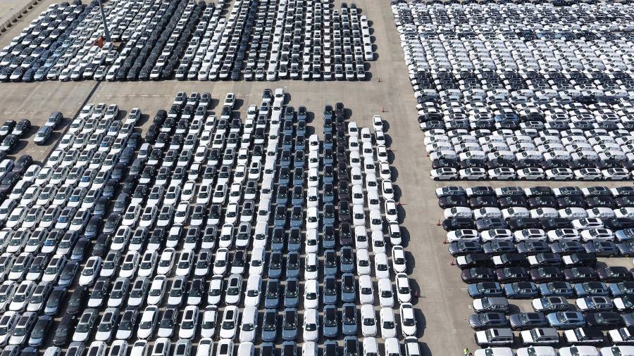 Vista aérea de coches nuevos a la espera de ser exportados a mercados extranjeros en un puerto de Shanghái, 10 de marzo de 2026.