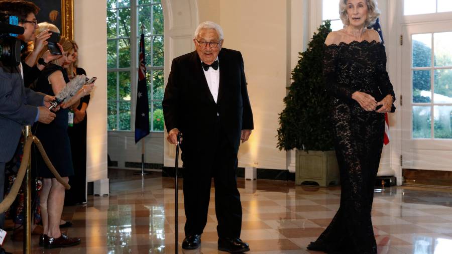 El ex secretario de Estado Henry Kissinger (izq) con su esposa Nancy Kissinger en la Casa Blanca en Washington el 20 de septiembre del 2019.