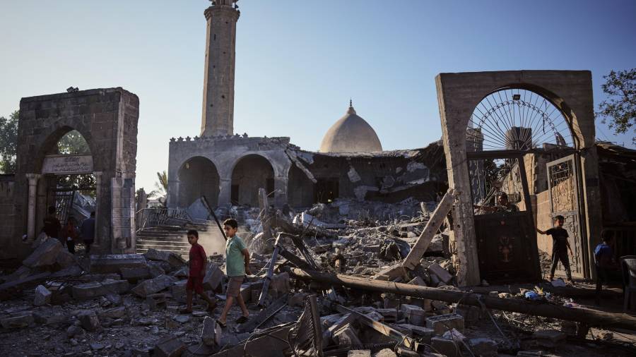 Palestinos inspeccionan la mezquita Abu Salim un día después de un ataque aéreo israelí, en Deir al-Balah, en el centro de la Franja de Gaza, el 25 de agosto de 2026.