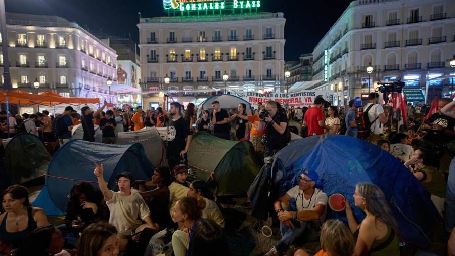 Varias personas instalaron tiendas de campaña en la Plaza Sol de Madrid, España durante una protesta para exigir leyes más estrictas que protejan a los inquilinos, el sábado 26 de septiembre de 2026.