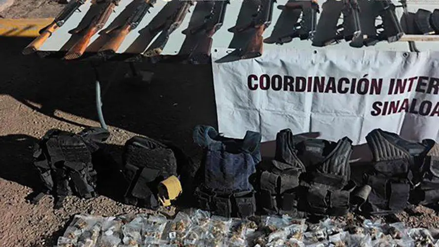 Equipo táctico y armas de fuego aseguradas en Sinaloa