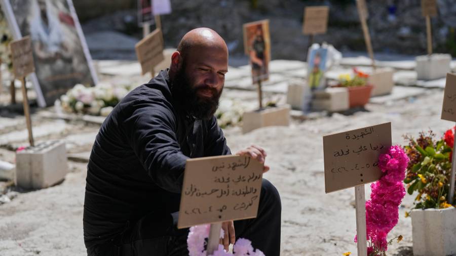 Hussein Farran, que perdió a seis familiares por un bombardeo israelí en la aldea Kfar Hatta, en el cementerio en Sidon, Líbano, el 14 de abril del 2026. (AP foto/Mohammed Zaatari)