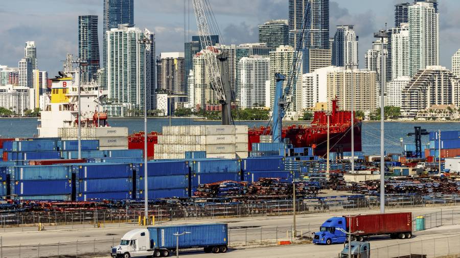 El presidente Trump ha afirmado que los aranceles beneficiarán al sector manufacturero estadounidense y crearán empleos en fábricas, aunque muchos economistas han cuestionado estas afirmaciones.