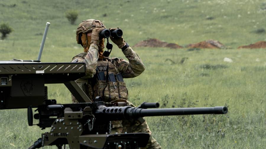 Un militar ucraniano de la Compañía Cerberus de Sistemas Terrestres No Tripulados, de la 60º Brigada Mecanizada Separada, Tercer Cuerpo del Ejército, participa en un ejercicio con un dron de combate terrestre en Járkiv, Ucrania.