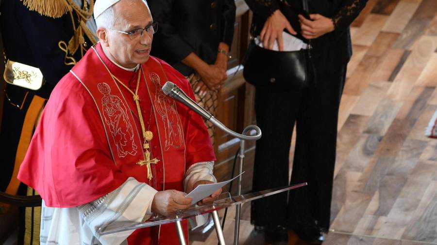 El Papa León XIV durante una reunión en el parlamento de San Marino, sala Consiglio Grande e Generale (Gran Consejo General) en el Palacio Público de San Marino.