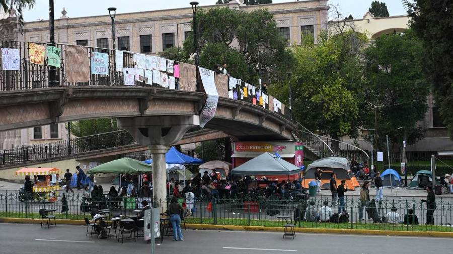 El bloqueo de Venustiano Carranza llegó a su tercer día sin un acuerdo anunciado para restablecer la circulación. Los manifestantes convocaron a un tendedero de testimonios que permanecerá hasta el término de la protesta.