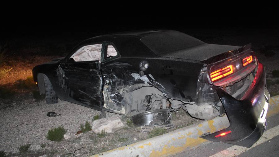 El vehículo Challenger color negro quedó abandonado sobre la vialidad tras protagonizar el percance en el bulevar Arco Vial Zapalinamé, donde presuntamente era conducido a exceso de velocidad y terminó fuera del camino.