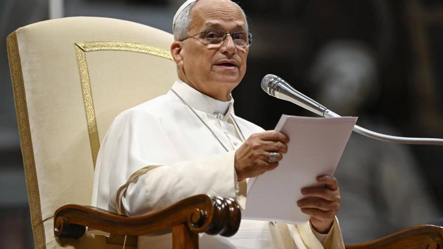 Epapa León XIV durante la audiencia general semanal en la Basílica de San Pedro, en la Ciudad del Vaticano, el 19 de agosto de 2026.