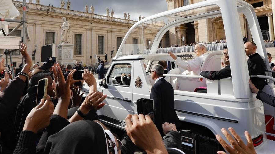 El papa León XIV saluda a monjas durante su audiencia general semanal, en la Ciudad del Vaticano, el 21 de octubre de 2026.