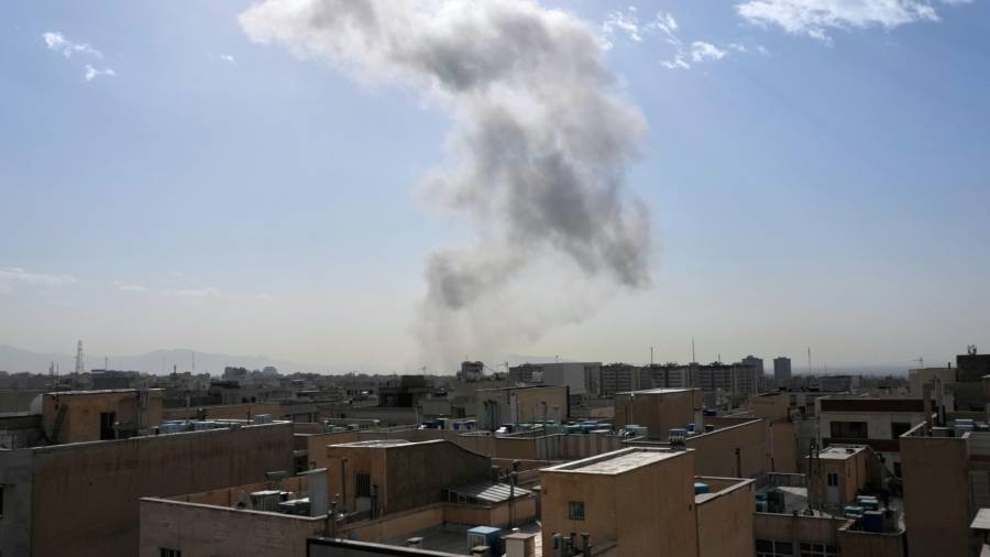 El humo se eleva en el horizonte tras una explosión en Teherán, Irán, el sábado 28 de febrero de 2026.